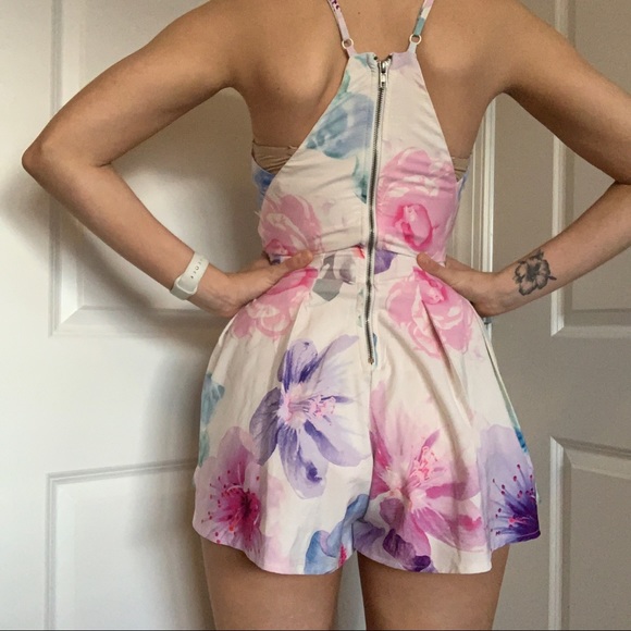 Floral Romper with lace cutout 🌸 - Picture 2 of 8